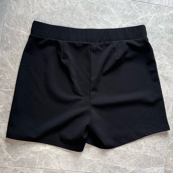 Retrology Black Elegant Shorts Women’s Medium - Picture 3 of 3